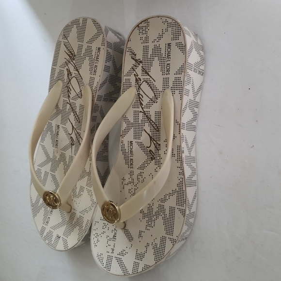 MK Slippers - Picture 3 of 5